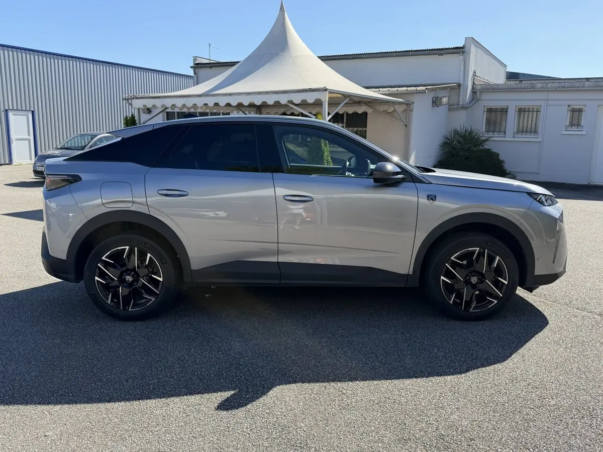 Peugeot 3008 gris clair vue de profil côté gauche, avec jantes noires et toit noir contrastant.