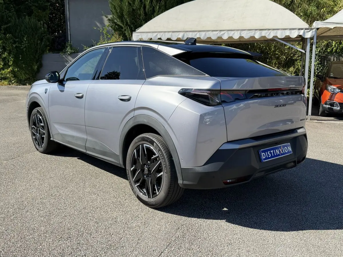 Peugeot 3008 gris clair vue 3/4 arrière droit, avec toit noir et jantes noires distinctives.