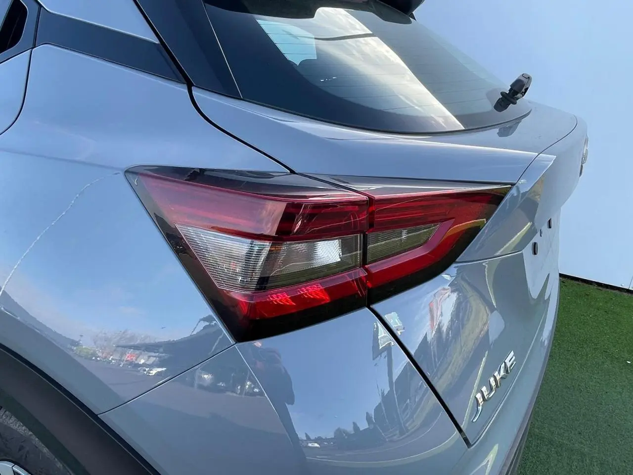 Feu arrière droit et partie arrière grise céramique du Nissan Juke II 2024, vue en gros plan angle arrière droit.