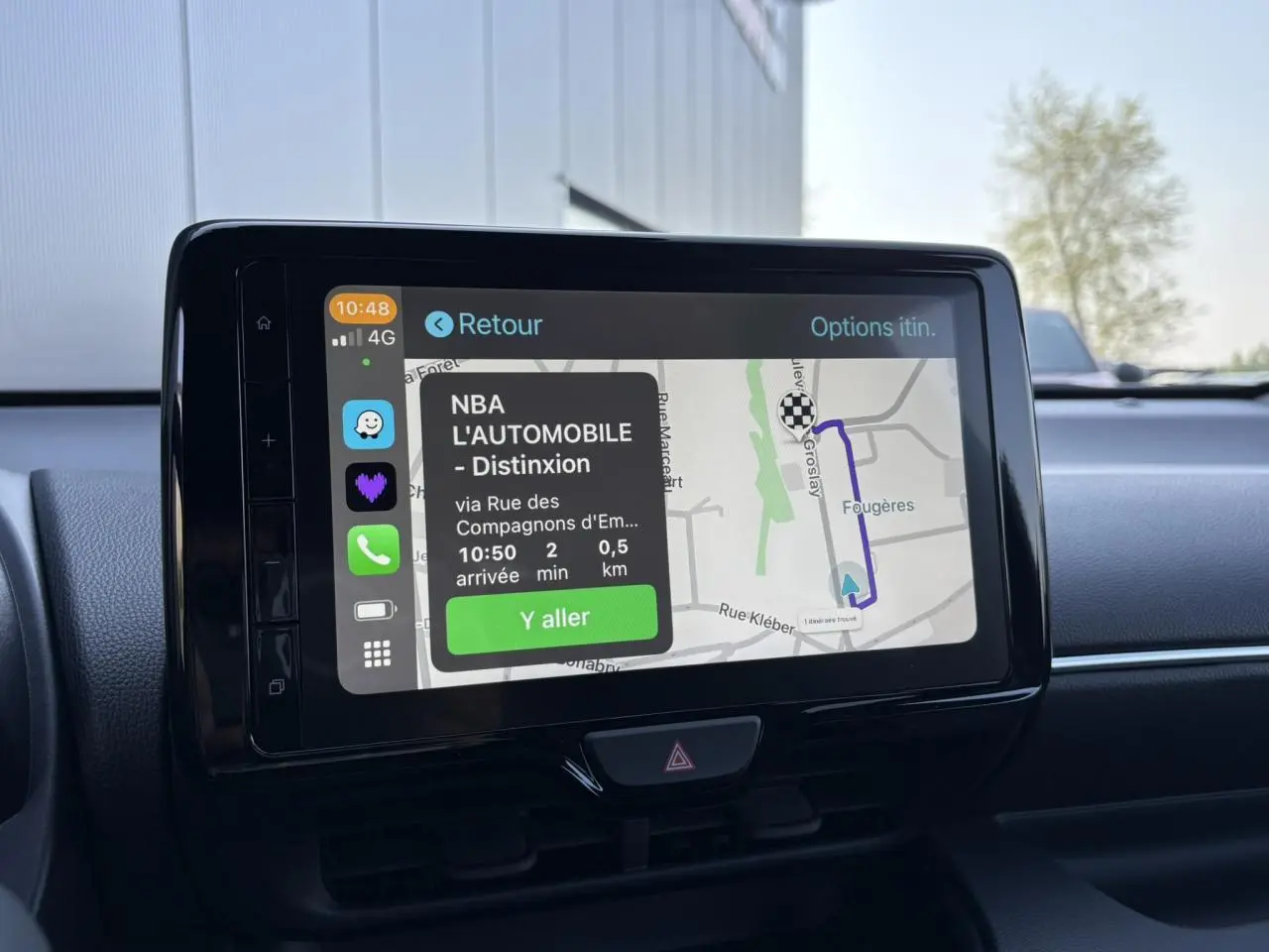 Écran tactile central affichant la navigation GPS dans l'habitacle de la Toyota Yaris Hybride 2025.