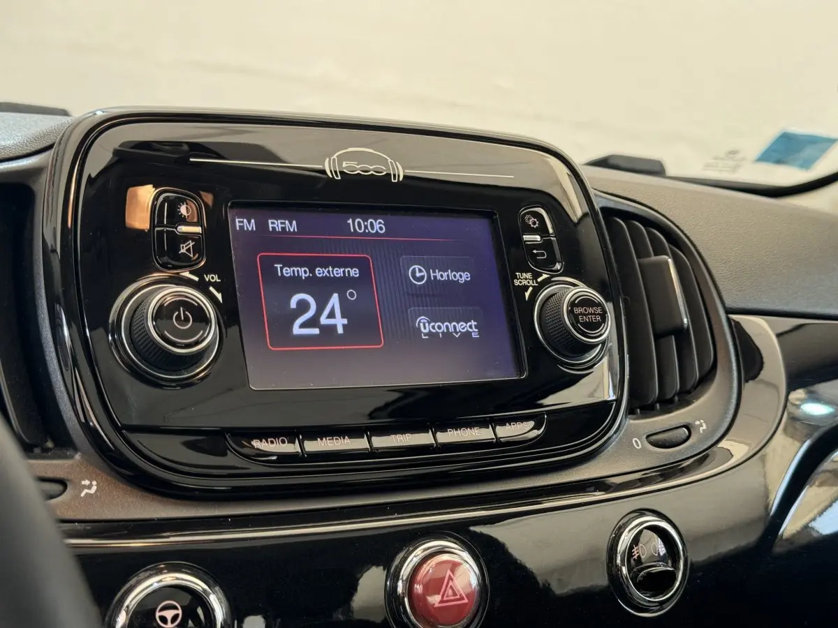 Gros plan sur l’écran tactile central noir de la Fiat 500 Lounge 2019 affichant la température extérieure à 24°C.
