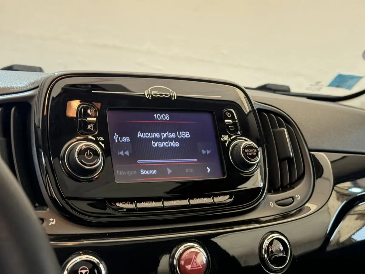 Gros plan sur l'écran tactile central noir de la FIAT 500 Lounge 2019 avec affichage USB non connecté.