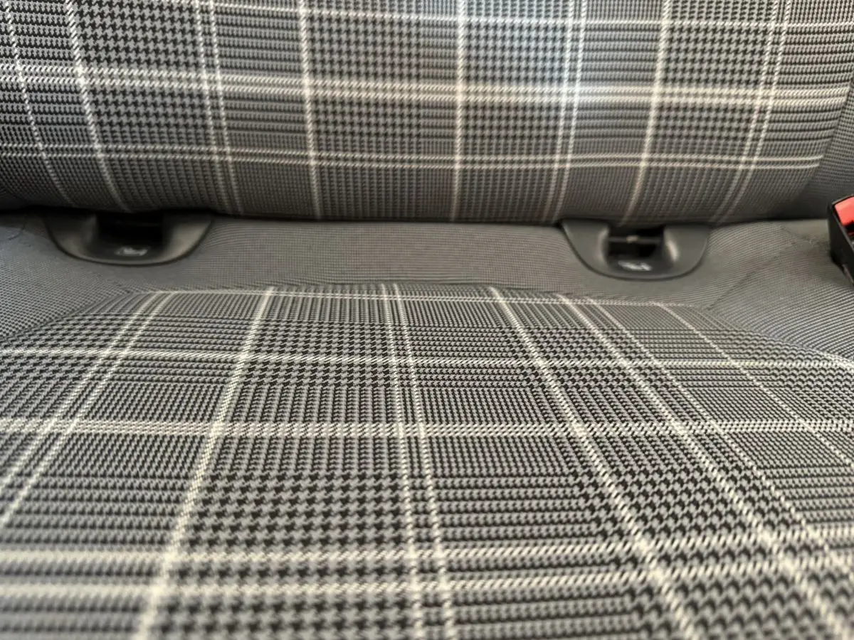 Gros plan sur la banquette arrière à motif écossais gris et noir de la Fiat 500 Lounge 2019.