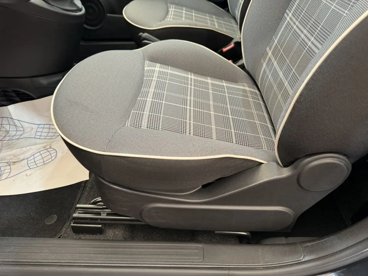 Gros plan sur le siège avant droit à motif écossais gris et noir de la FIAT 500 Lounge 2019, intérieur soigné.
