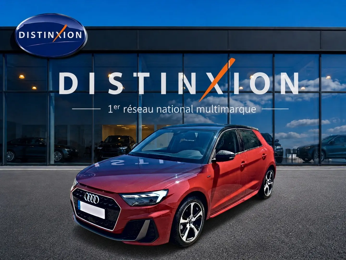 Audi A1 Sportback rouge et noir vue 3/4 avant droit devant une vitrine Distinxion.