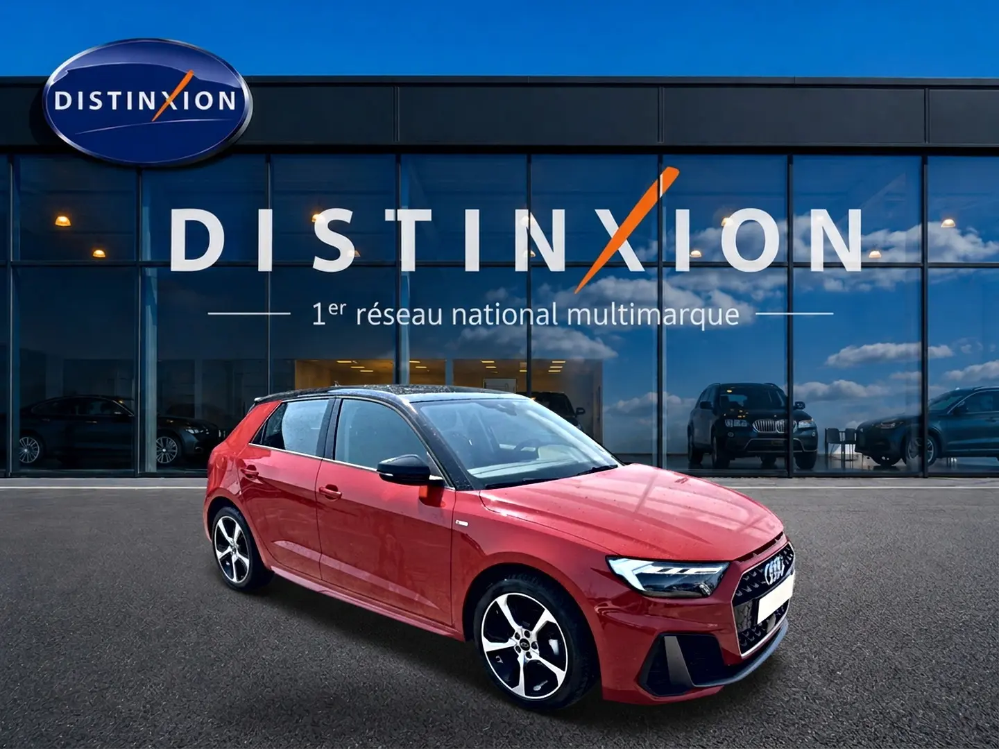Audi A1 Sportback rouge et noir vue 3/4 avant droit avec jantes alu et toit contrasté devant showroom Distinxion.