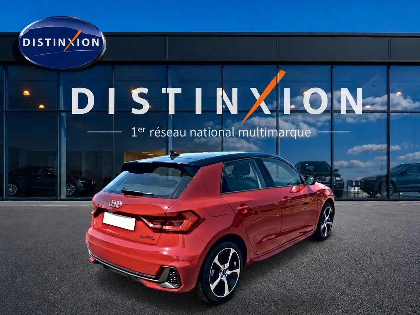 Audi A1 Sportback rouge et noir vue 3/4 arrière droit, avec jantes alliage et toit noir contrasté.