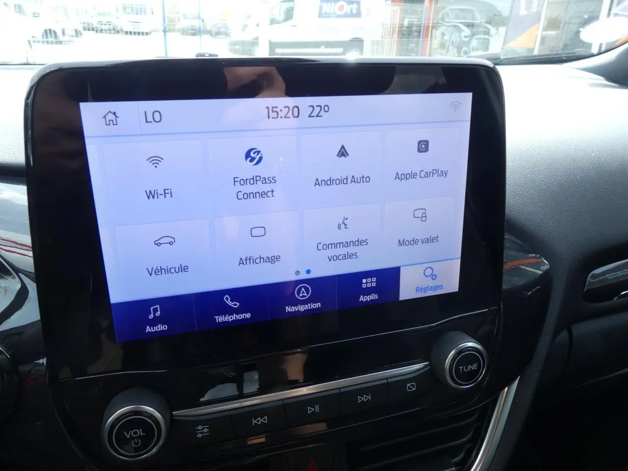 Écran tactile central du Ford Puma blanc 2020 montrant les options FordPass, Android Auto et Apple CarPlay.