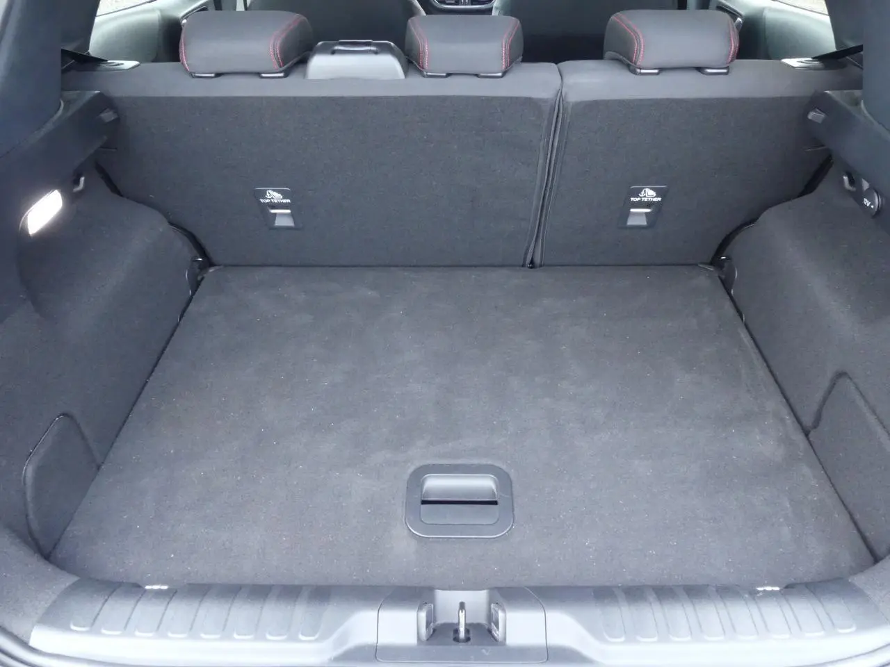 Coffre ouvert noir de Ford Puma ST Line 2020, vue arrière avec banquette arrière et fixations Isofix visibles.