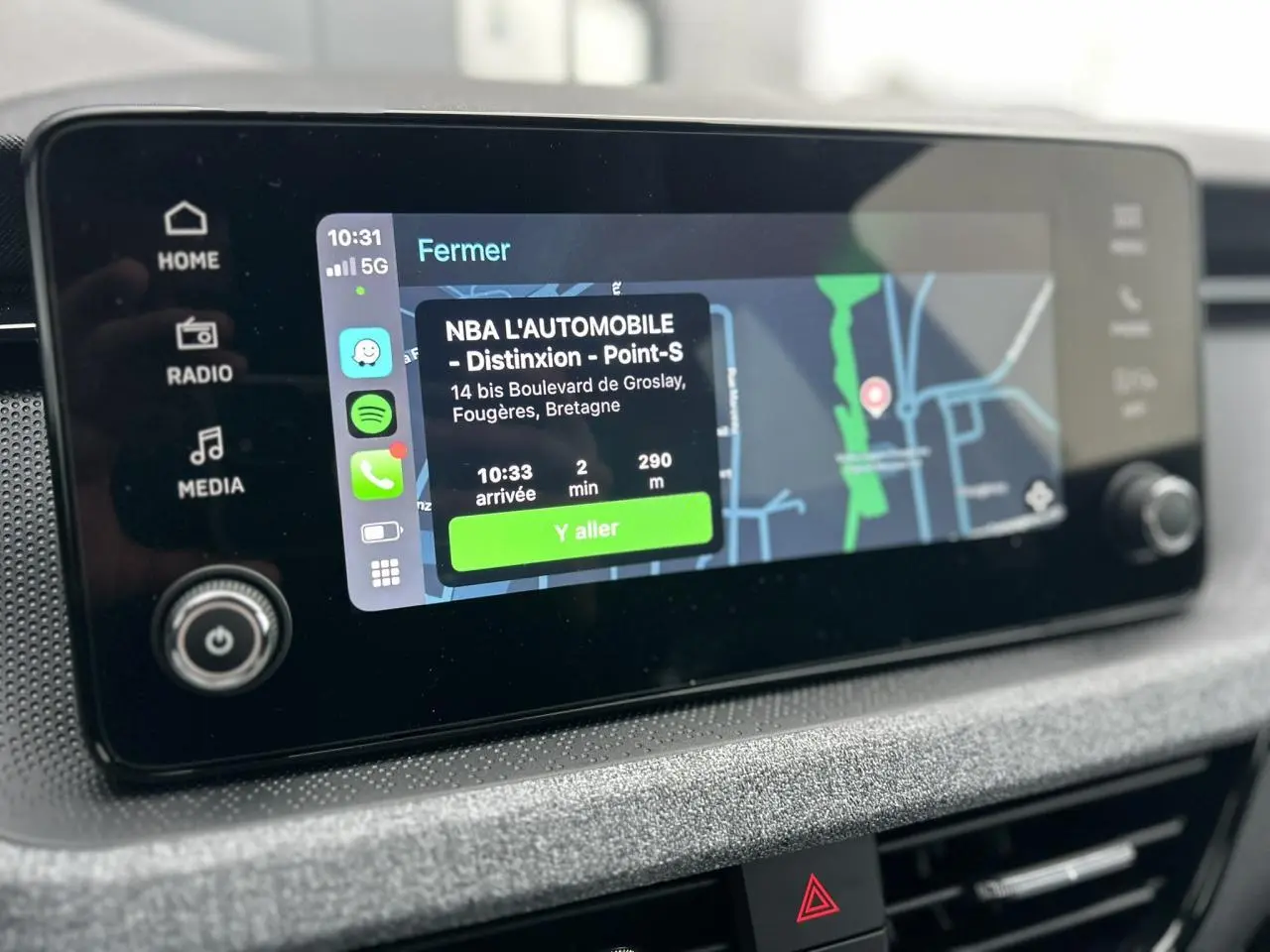 Écran tactile central du Skoda Kamiq 2025 affichant la navigation avec Apple Car Play en mode carte.