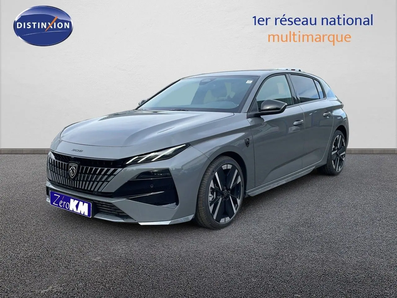Peugeot 308 1.2 Hybrid gris selenium métal vue 3/4 avant droit avec calandre noire distinctive et jantes noires.