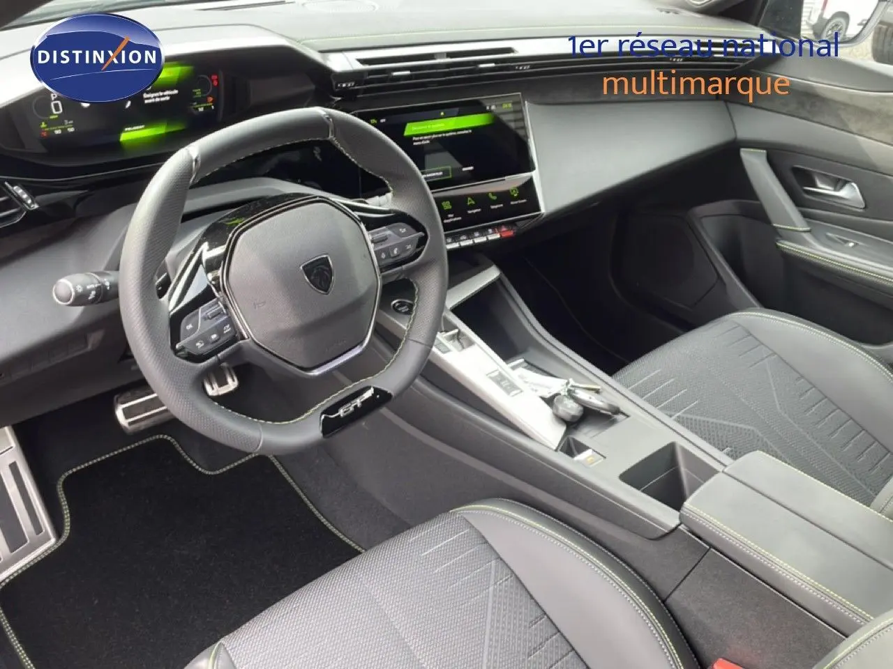 Vue intérieure avant de la Peugeot 308 gris selenium, volant compact, tableau de bord numérique et console centrale moderne.