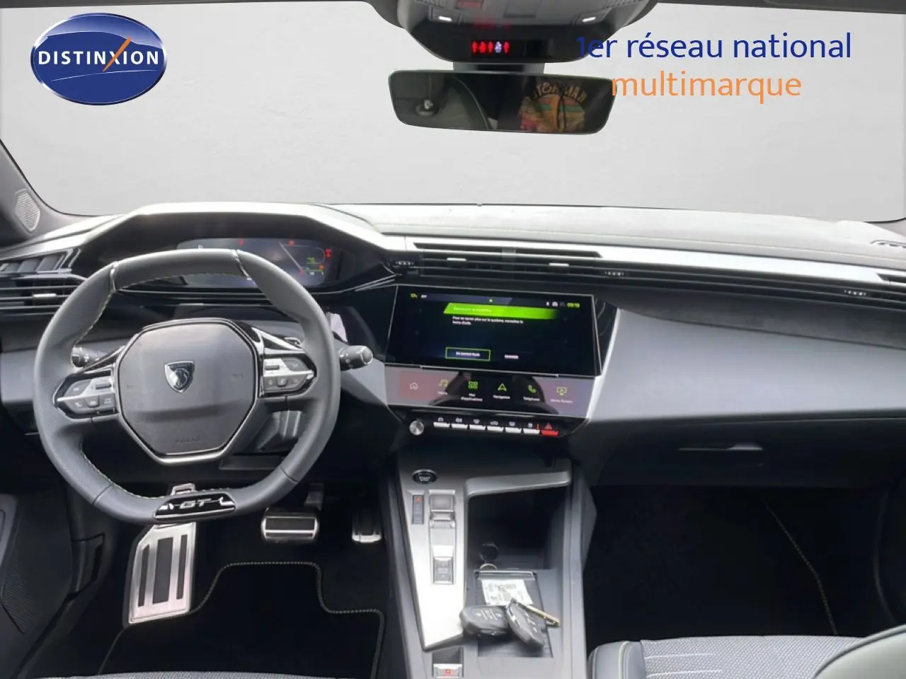Vue intérieure du tableau de bord et volant de la Peugeot 308 gris Selenium Metal, avec écran tactile et commandes multifonctions.