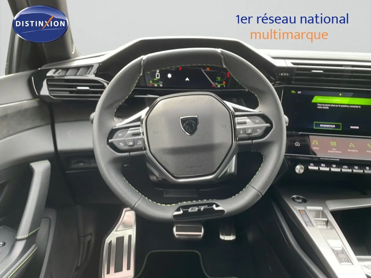Vue intérieure centrée sur le volant cuir noir GT et le tableau de bord numérique du Peugeot 308 gris selenium metal.