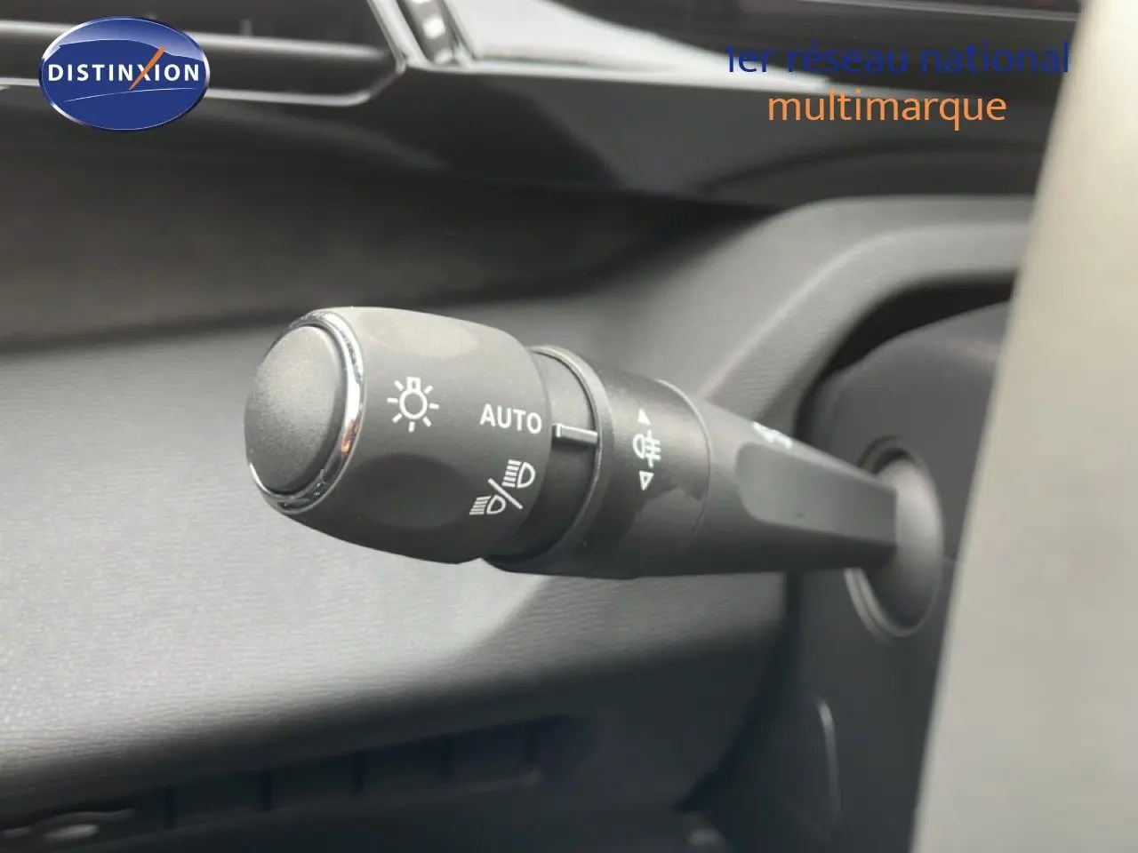 Gros plan sur la commande des phares et clignotants dans l’habitacle d’une Peugeot 308 gris selenium.