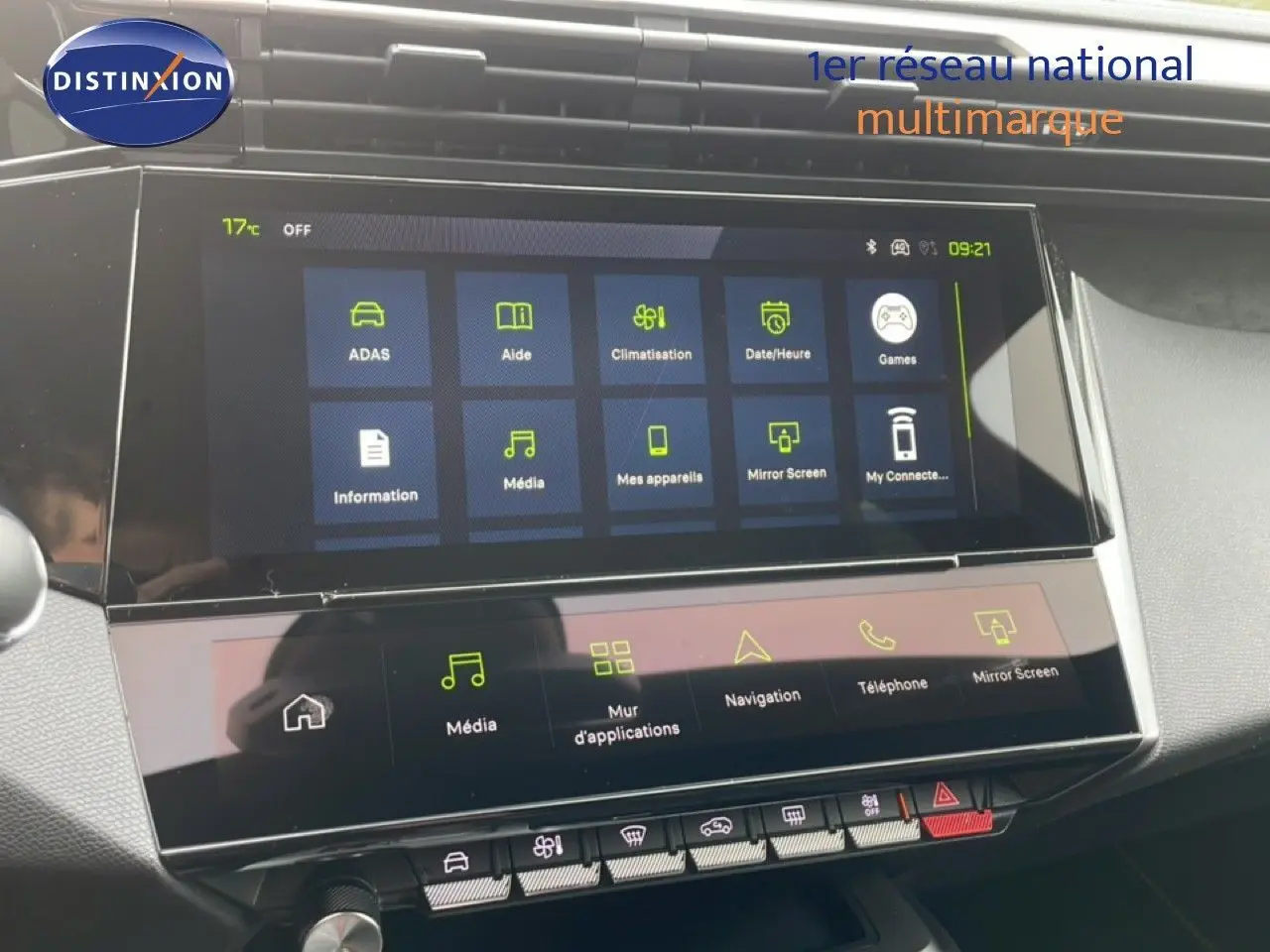 Écran tactile central du tableau de bord de la Peugeot 308 gris Selenium, affichant les menus multimédias et de navigation.