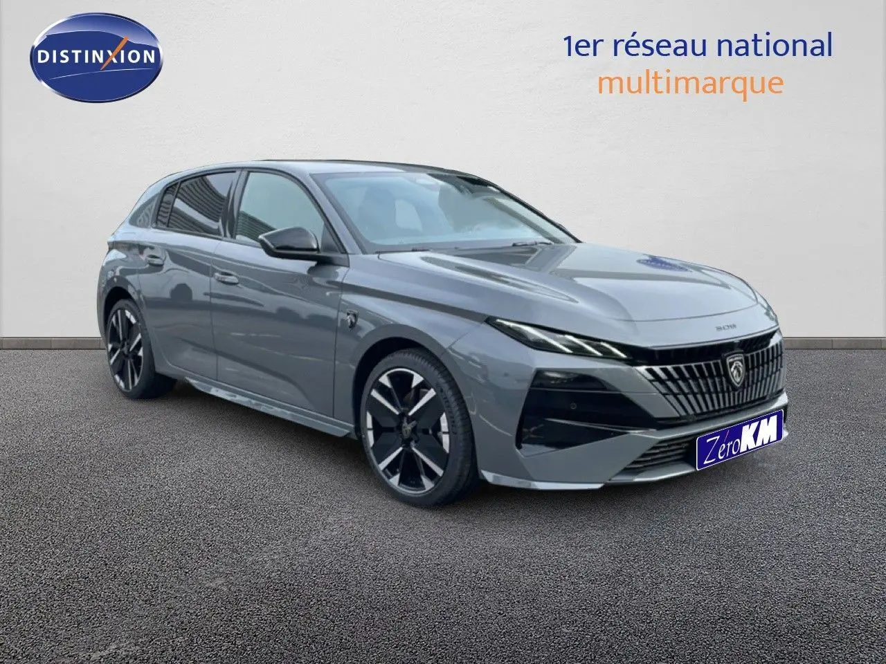 Peugeot 308 gris selenium métal en vue 3/4 avant droit, mettant en valeur sa calandre distinctive et ses jantes noires.