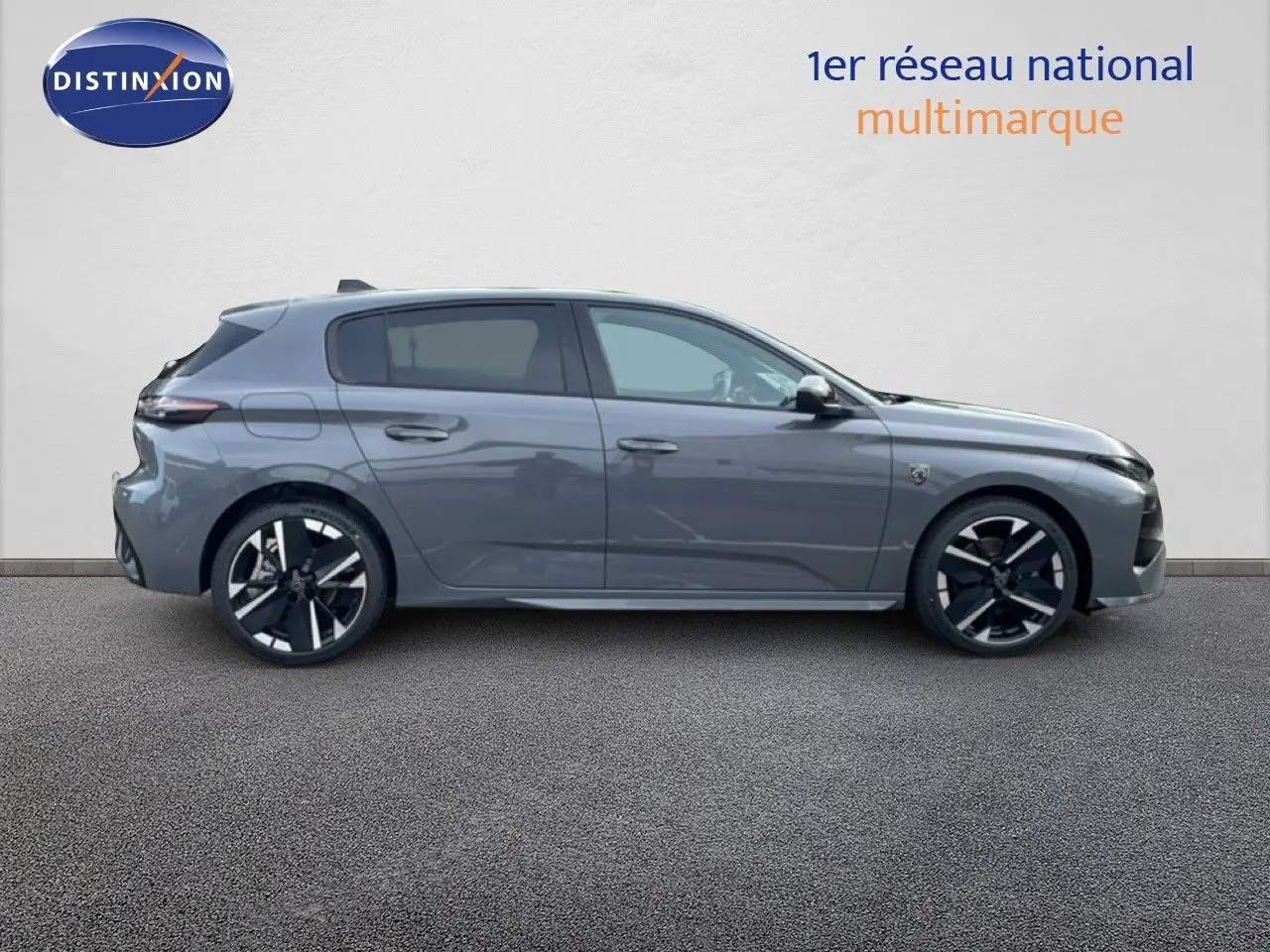 Vue de profil côté gauche d'une Peugeot 308 gris selenium métal avec jantes noires et grises distinctives.