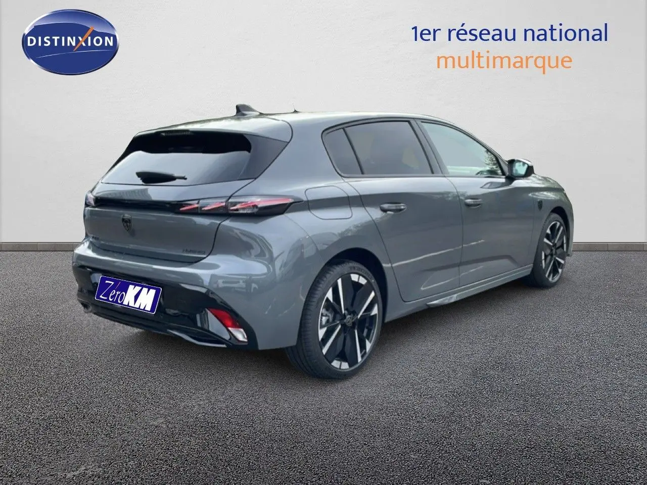 Vue 3/4 arrière droite d'une Peugeot 308 gris selenium métallisé avec jantes alliage et feux arrière LED distinctifs.