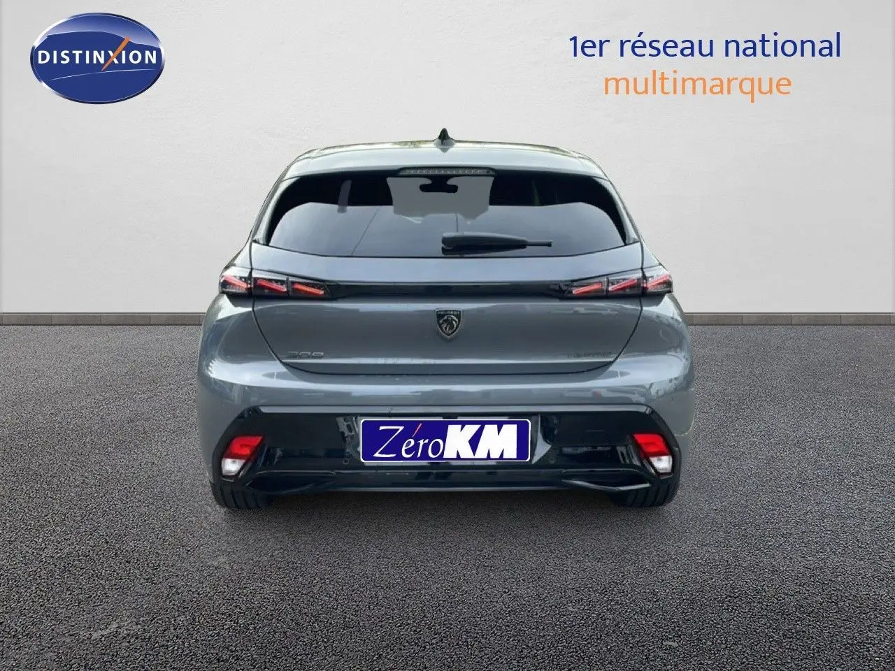 Vue arrière d'une Peugeot 308 gris selenium metal 2026 avec feux LED et pare-chocs noir brillant.