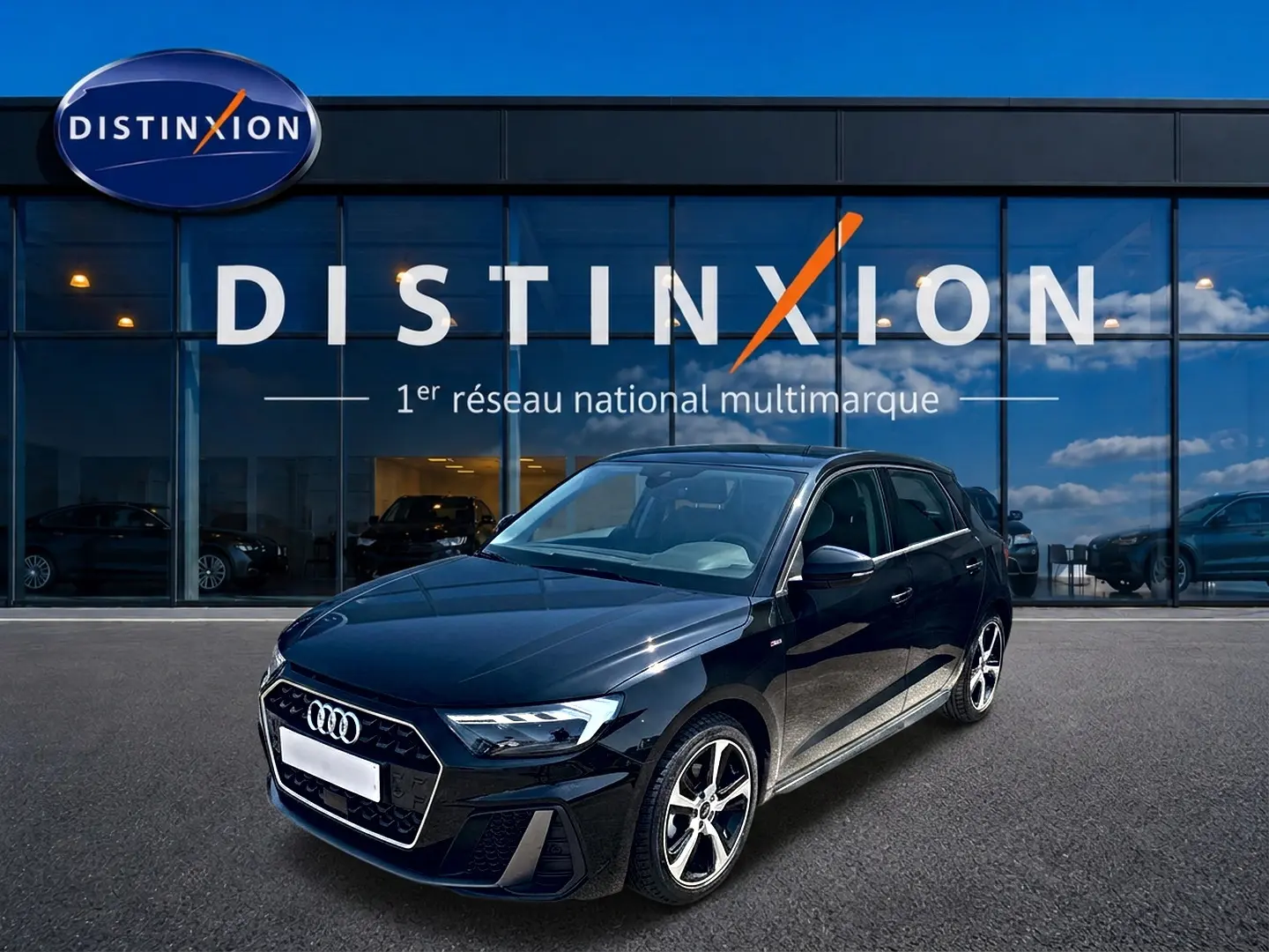 Audi A1 Sportback noir en 3/4 avant droit, avec jantes alu et calandre hexagonale distinctive S line.