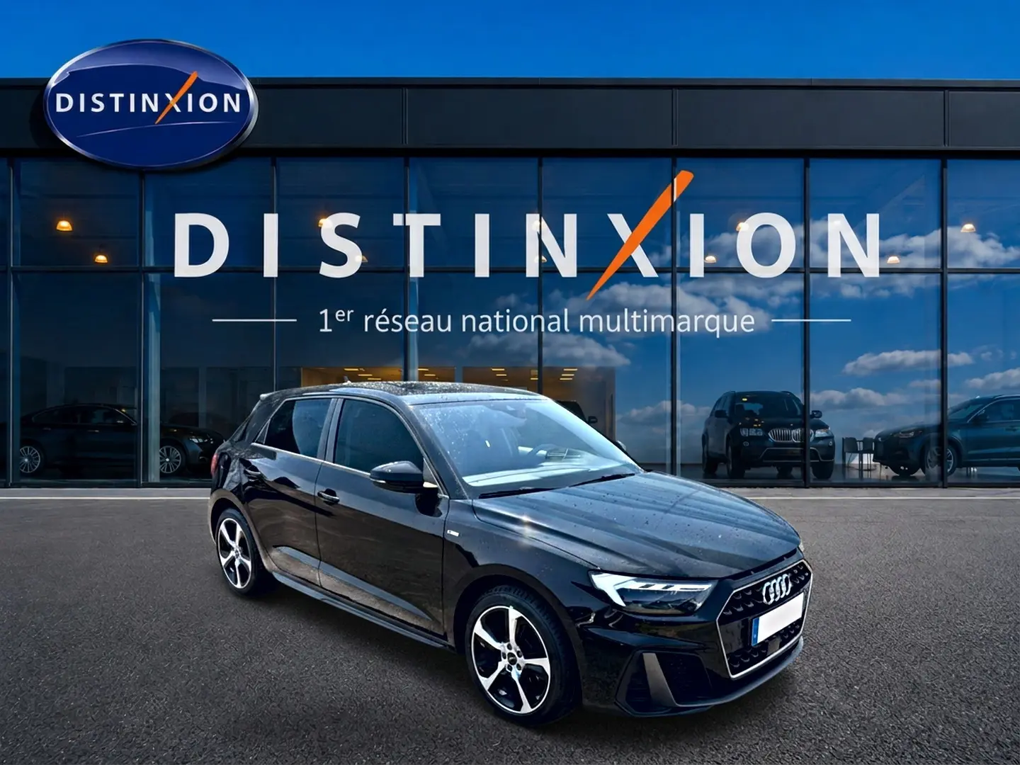 Audi A1 Sportback noir vue 3/4 avant droit, avec jantes alliage et calandre hexagonale distinctive S line.