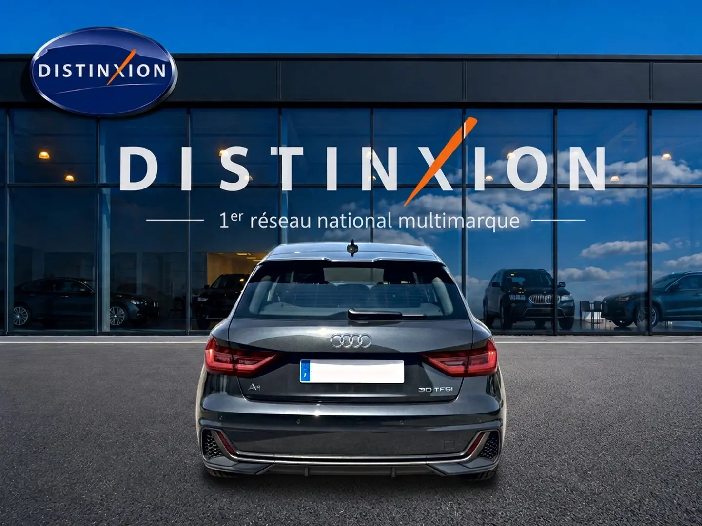 Vue arrière d'une Audi A1 Sportback noire 30 TFSI S line 2026, avec feux LED et becquet arrière visible.