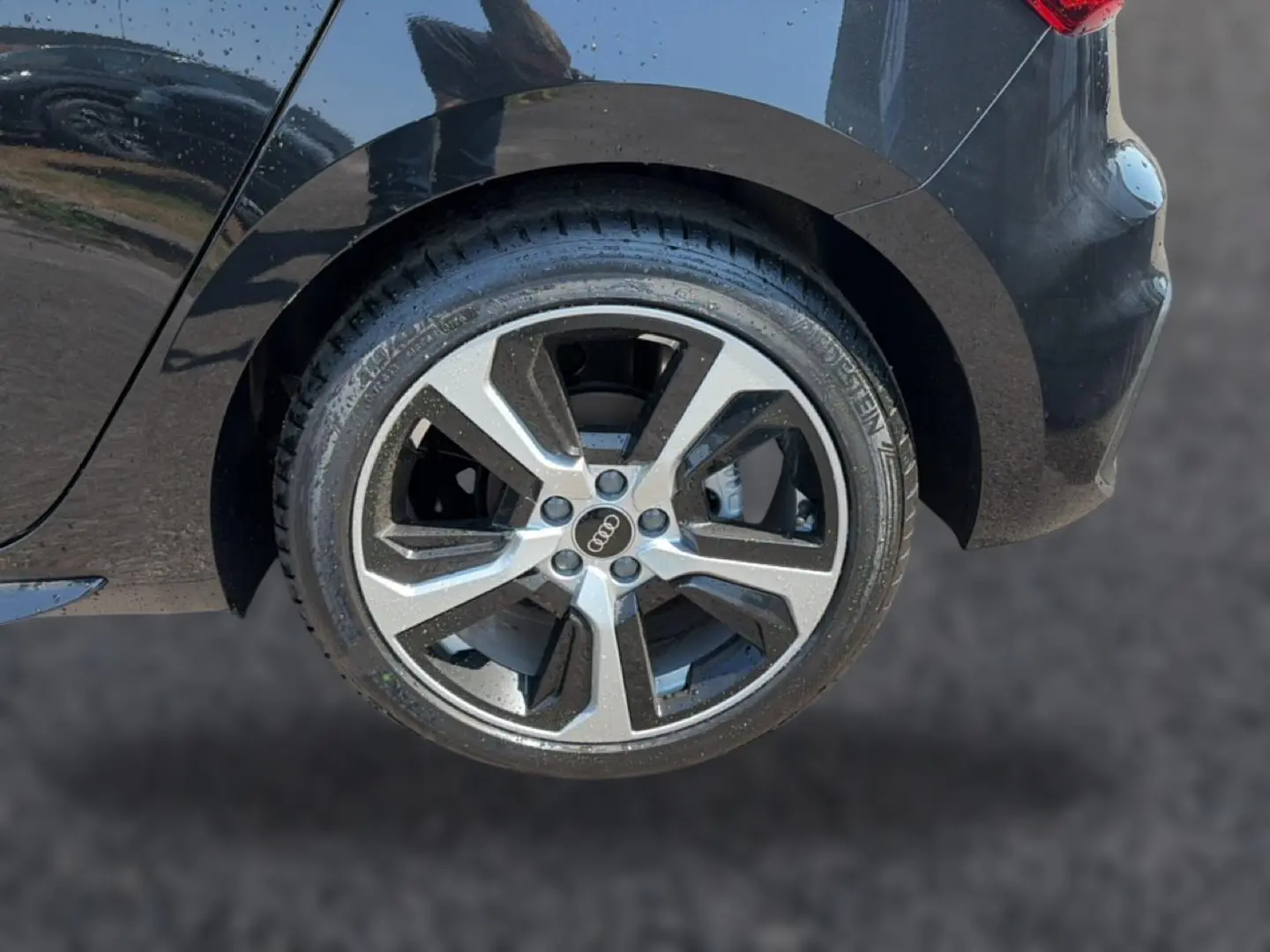Gros plan sur la roue arrière droite noire d'une Audi A1 Sportback 30 TFSI S line avec jante alu distinctive.