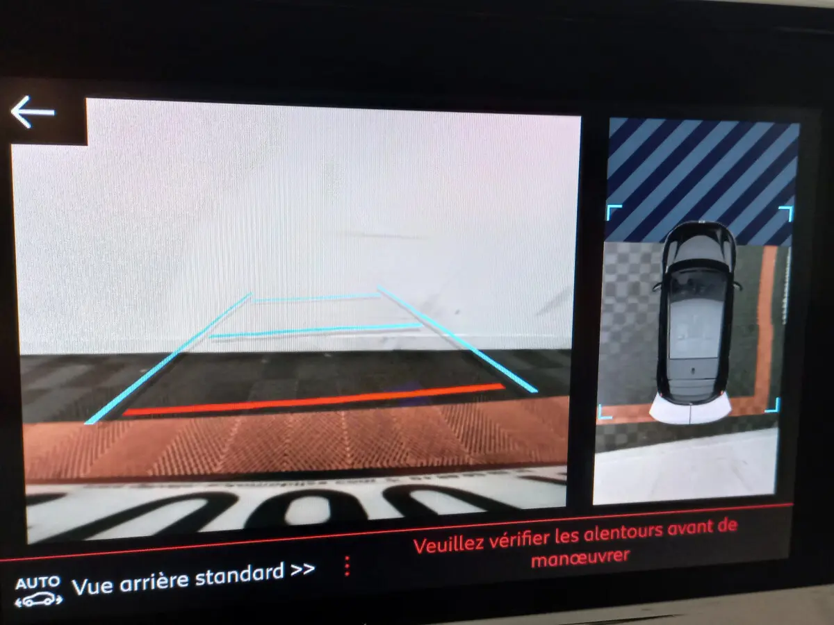 Affichage caméra de recul avec vue arrière et vue aérienne d'une Peugeot 208 blanche en stationnement