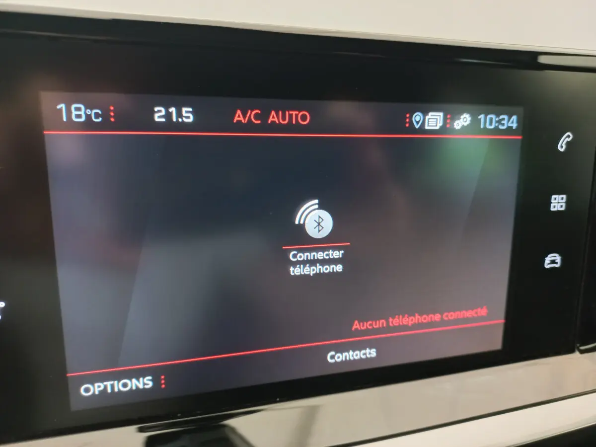 Écran tactile central de la Peugeot 208 PureTech 100 Allure affichant la connexion Bluetooth inactive.