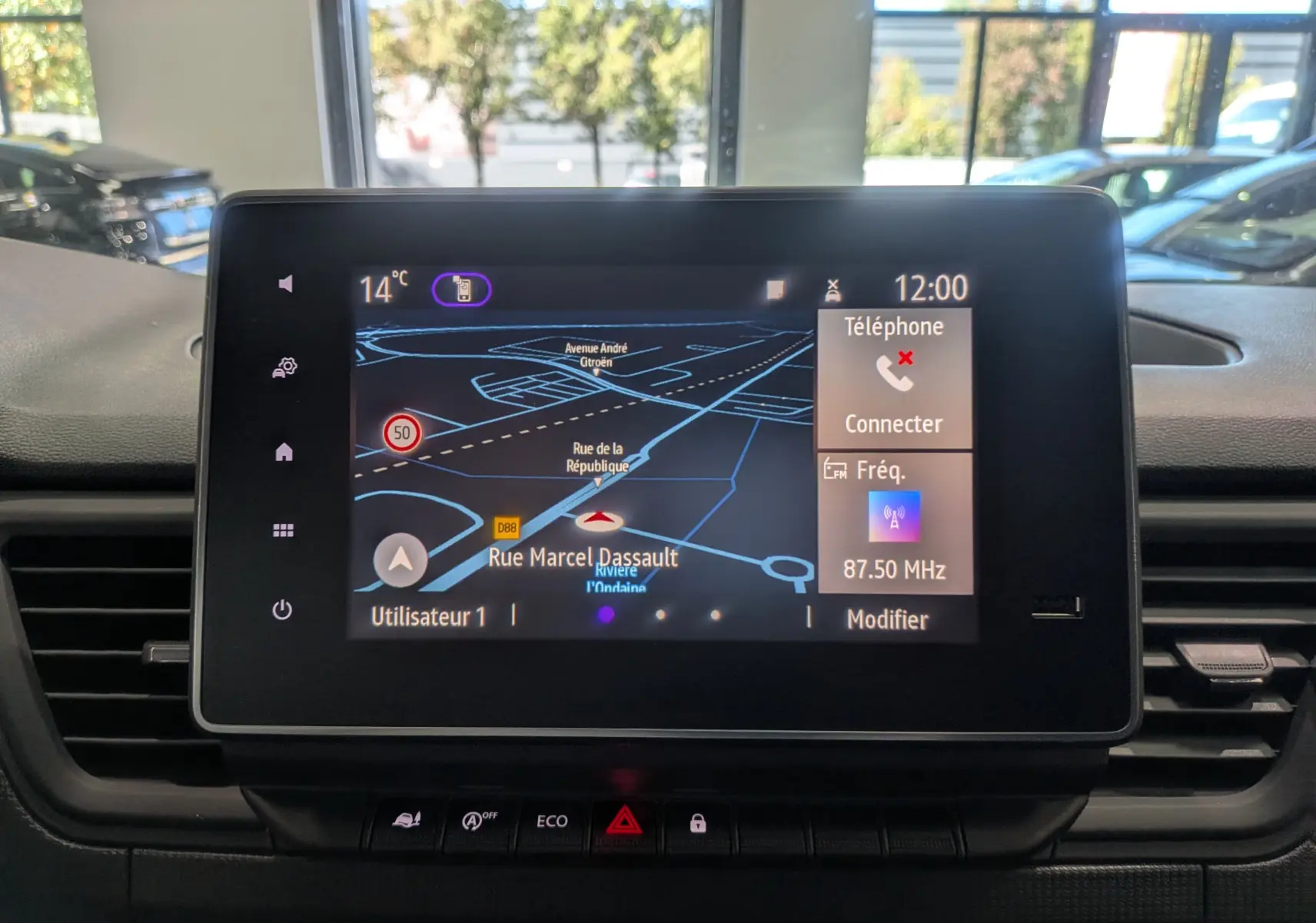 Écran tactile central du tableau de bord du Renault Trafic Combi 2025 affichant la navigation et la radio.