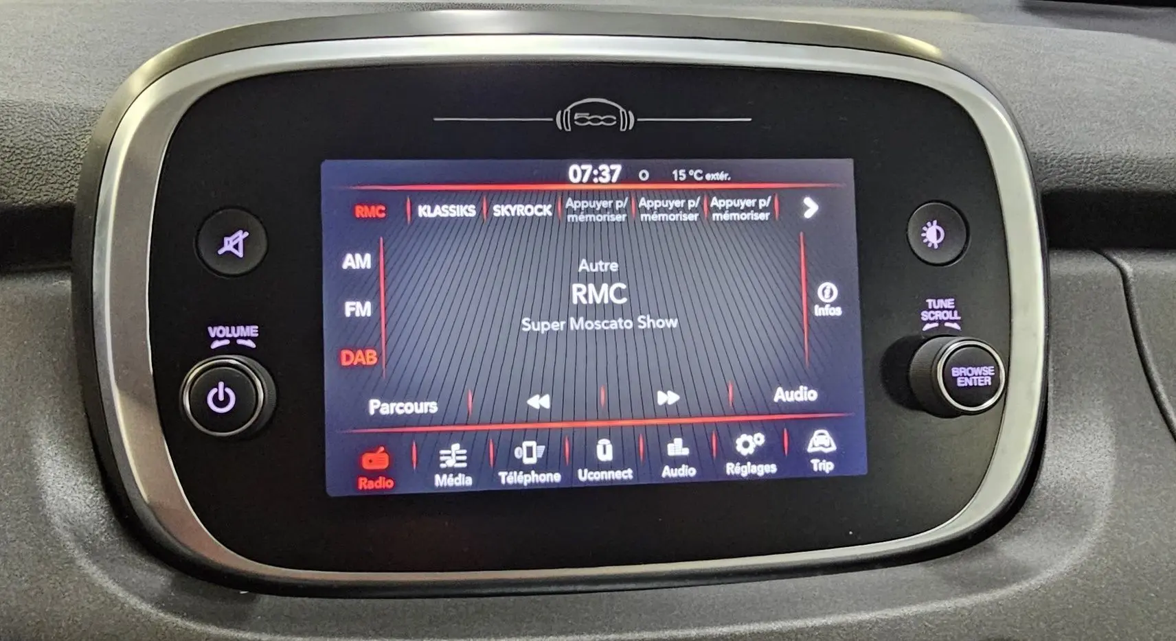 Écran tactile central du tableau de bord de la FIAT 500X 2024 affichant la radio RMC en mode DAB.