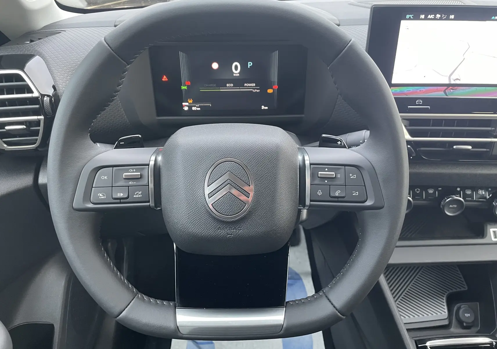 Vue frontale du volant cuir noir de la Citroën C4 1.2 Hybride 145ch avec tableau de bord numérique et écran central tactile.