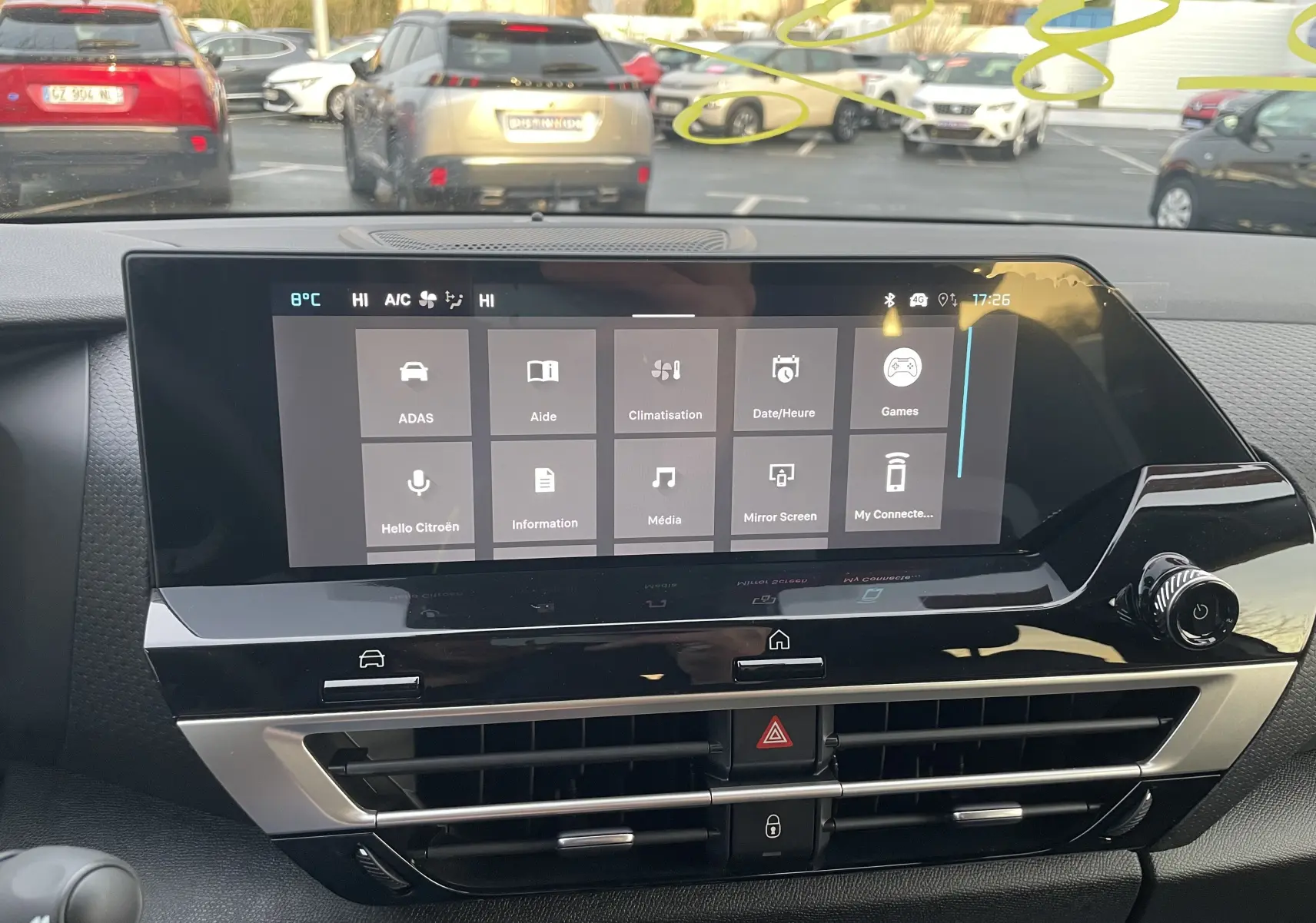 Vue intérieure centrée sur l'écran tactile du tableau de bord de la Citroën C4 hybride 2025, avec commandes visibles.