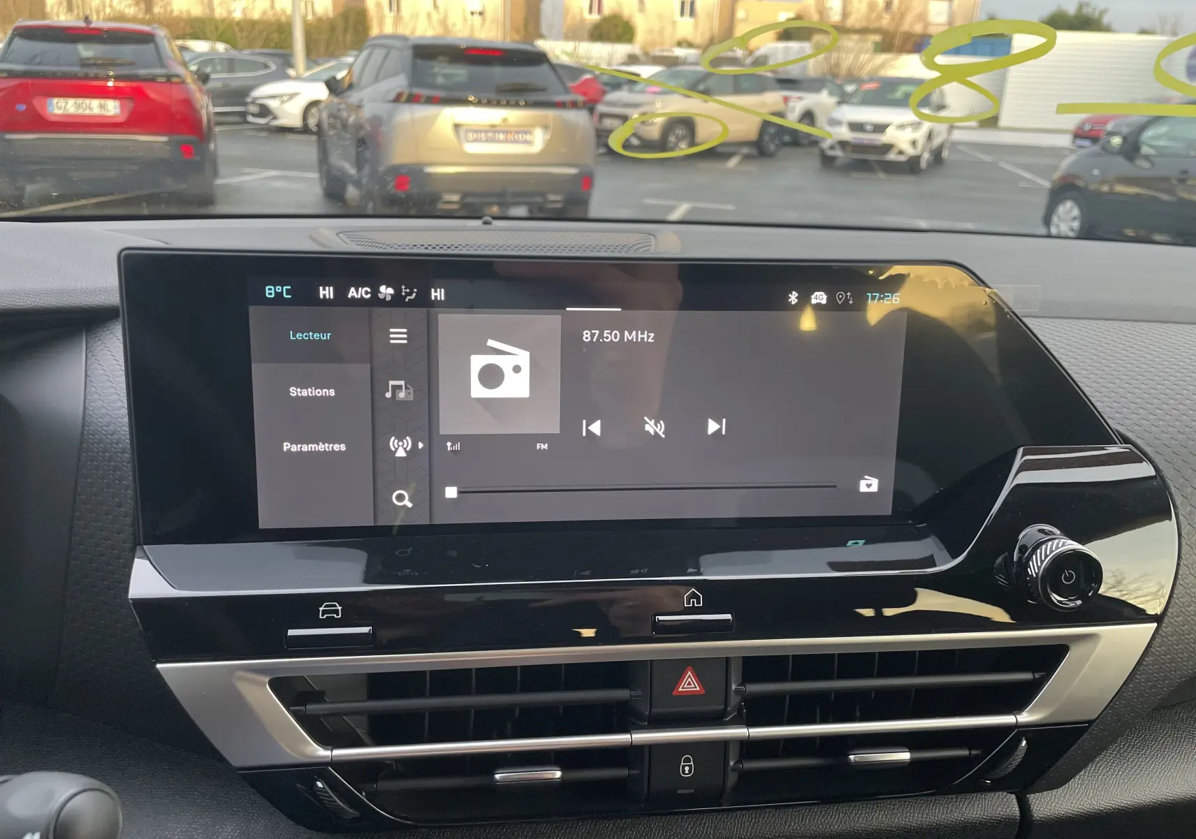 Vue intérieure centrée sur l'écran tactile du tableau de bord de la Citroën C4 2025, avec commandes et ventilation visibles.