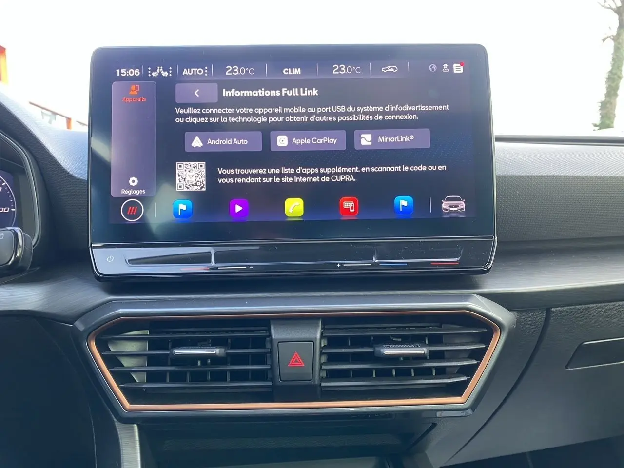 Écran tactile central du tableau de bord de la CUPRA Leon 2023 avec interface Full Link et commandes climatiques.