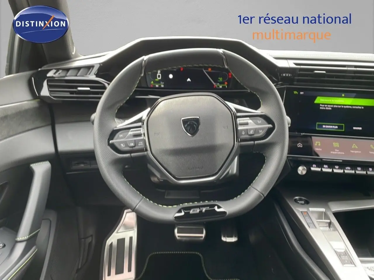 Vue intérieure centrée sur le volant GT de la Peugeot 308 gris Selenium avec tableau de bord numérique et écran tactile.