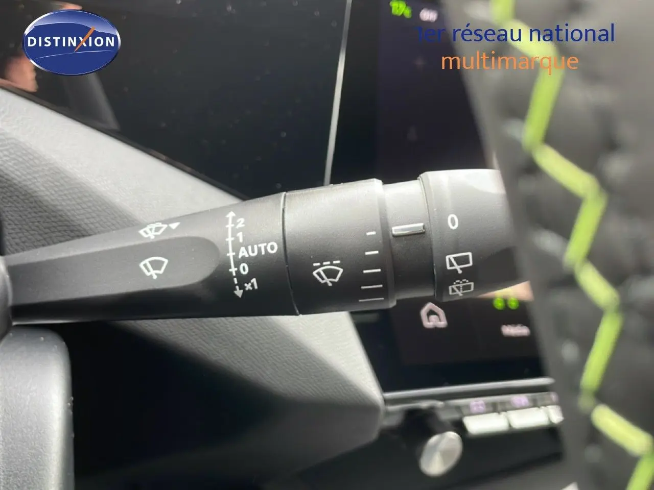 Gros plan sur la commande des essuie-glaces à gauche du volant d'une Peugeot 308 gris Selenium 2026.