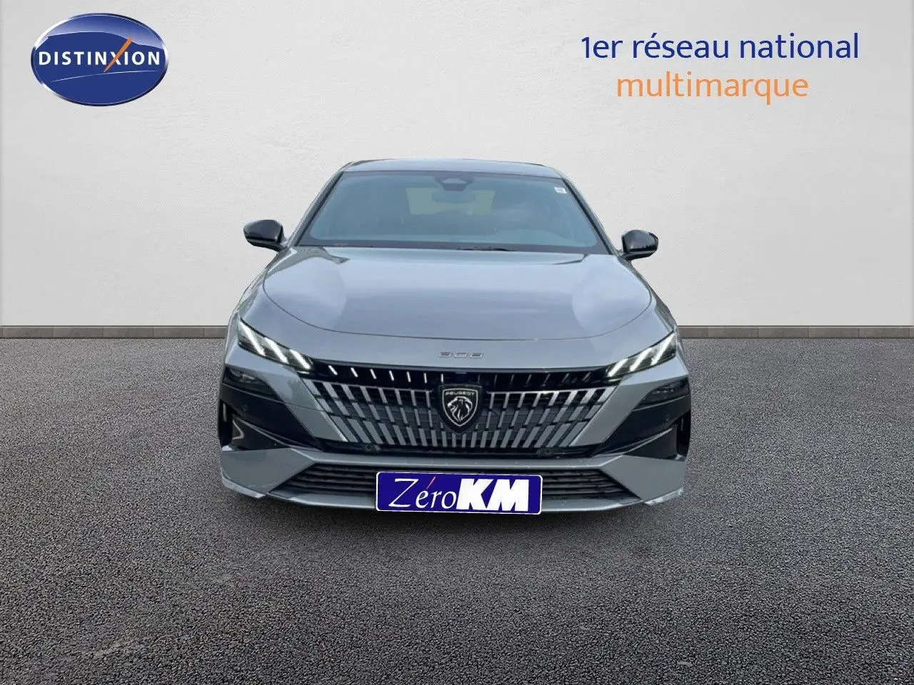 Vue frontale d'une Peugeot 308 gris selenium metal 2026 avec calandre distinctive et phares LED fins.
