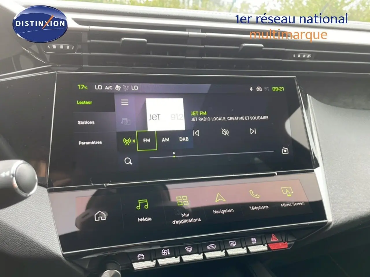 Vue rapprochée de l’écran tactile central de la Peugeot 308 gris Selenium 2026, affichant la radio FM et les options multimédia.