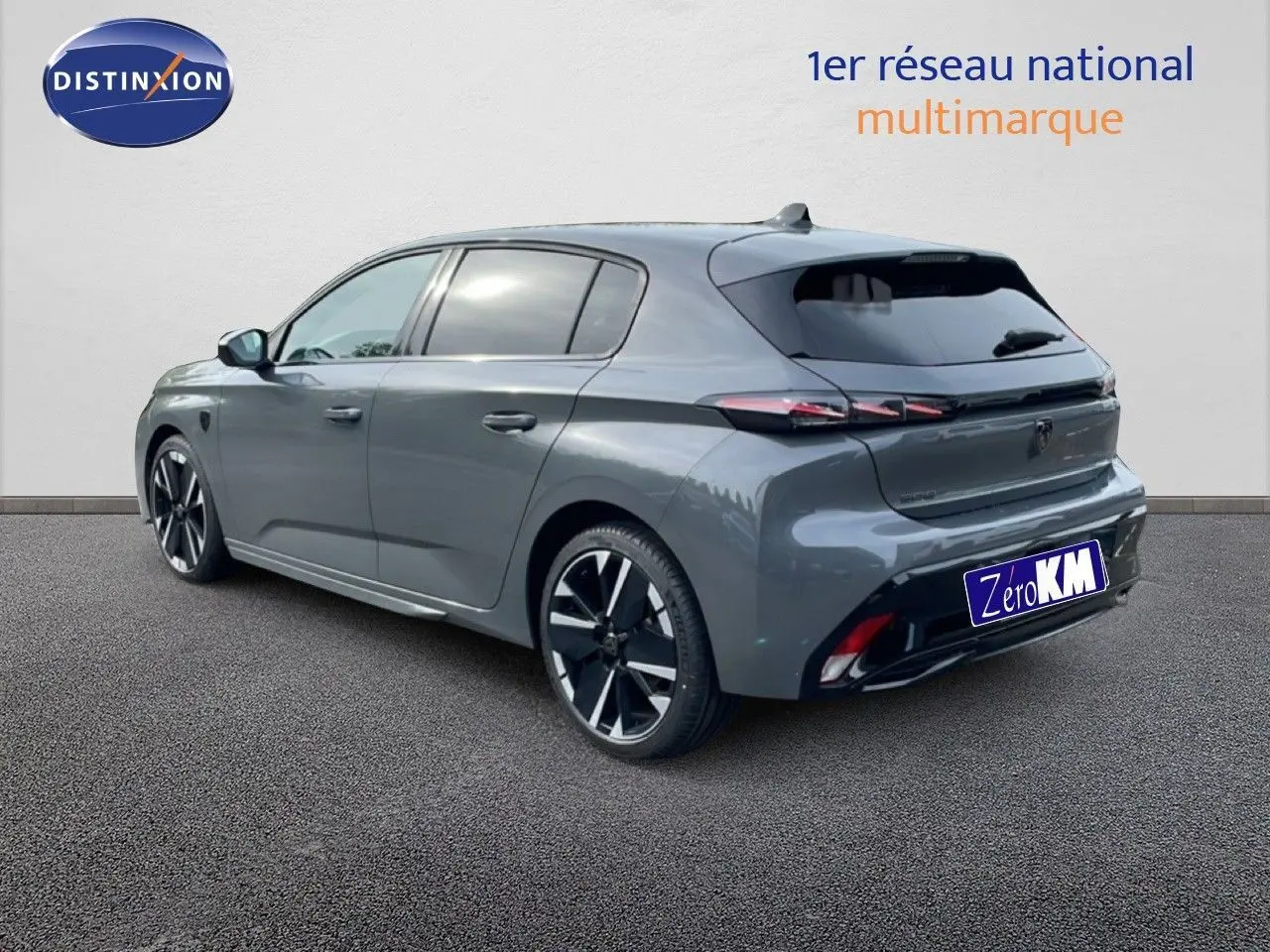 Vue 3/4 arrière droite d'une Peugeot 308 gris selenium métal, avec jantes alliage noires et vitres teintées.
