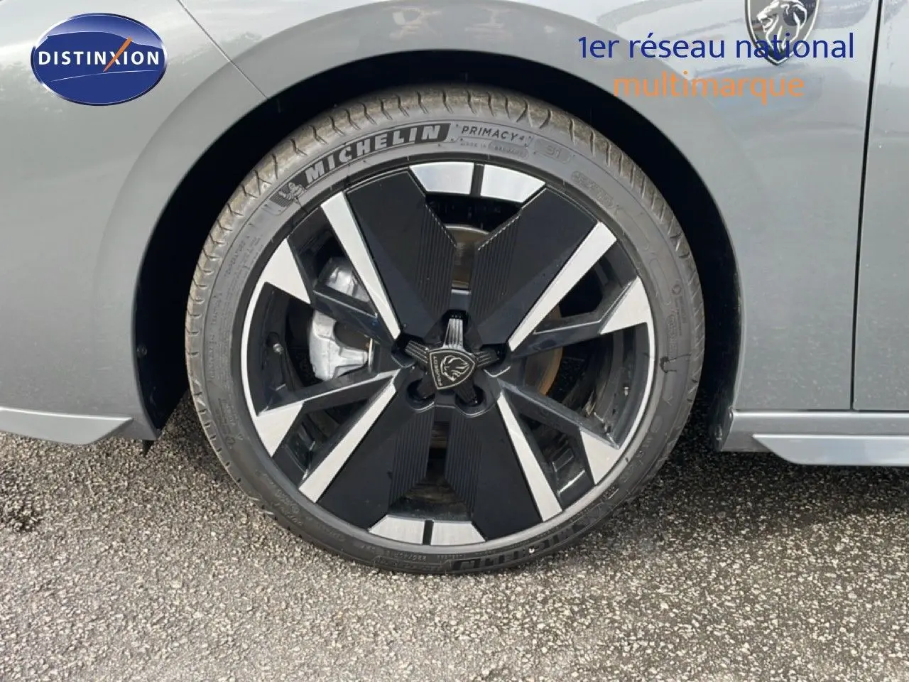 Gros plan sur la roue avant droite de la Peugeot 308 gris selenium métal avec jante noire et argentée distinctive.