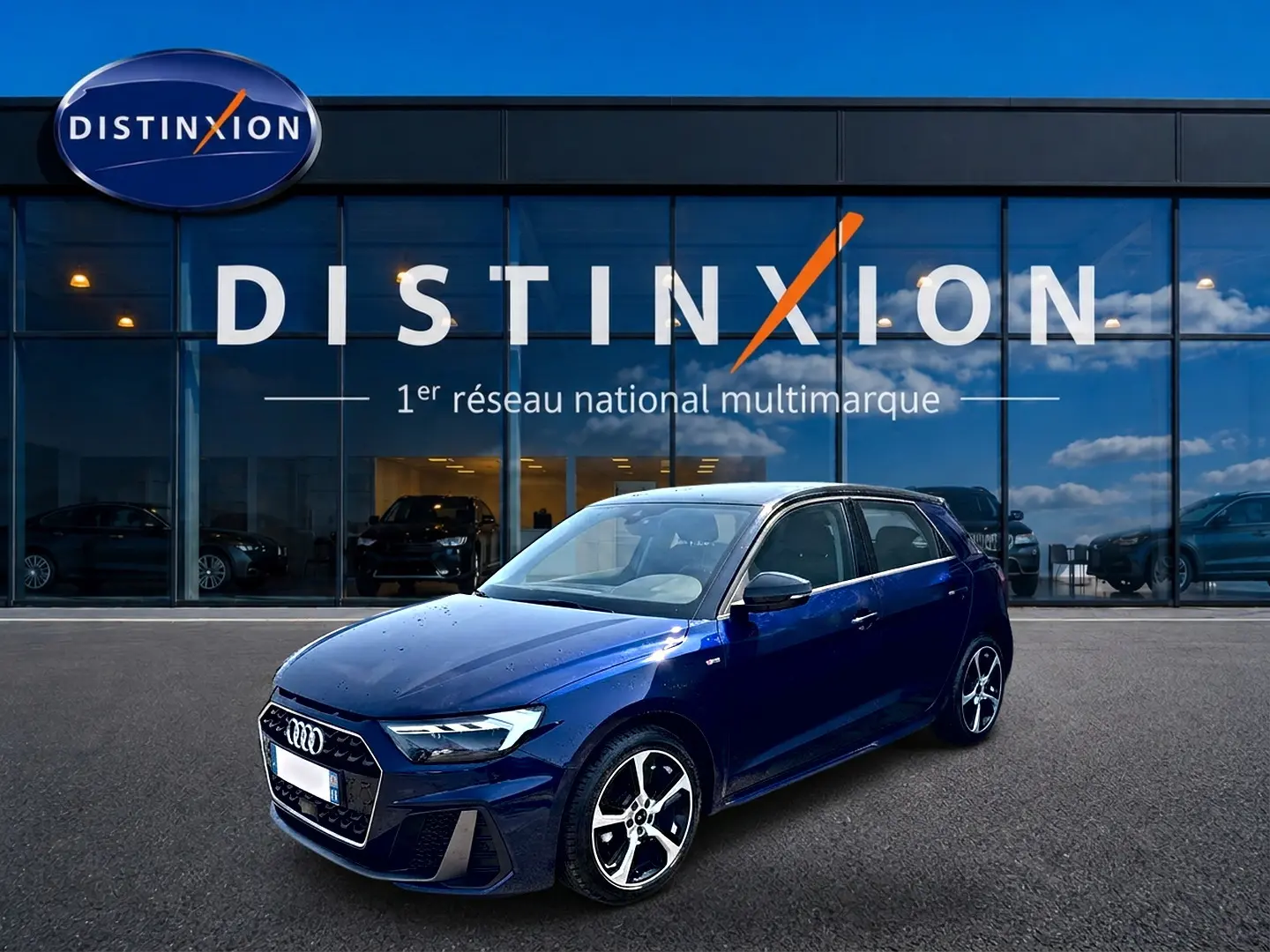 Audi A1 Sportback bleu foncé avec toit noir, vue 3/4 avant droit, jantes alliage et calandre S line visible.