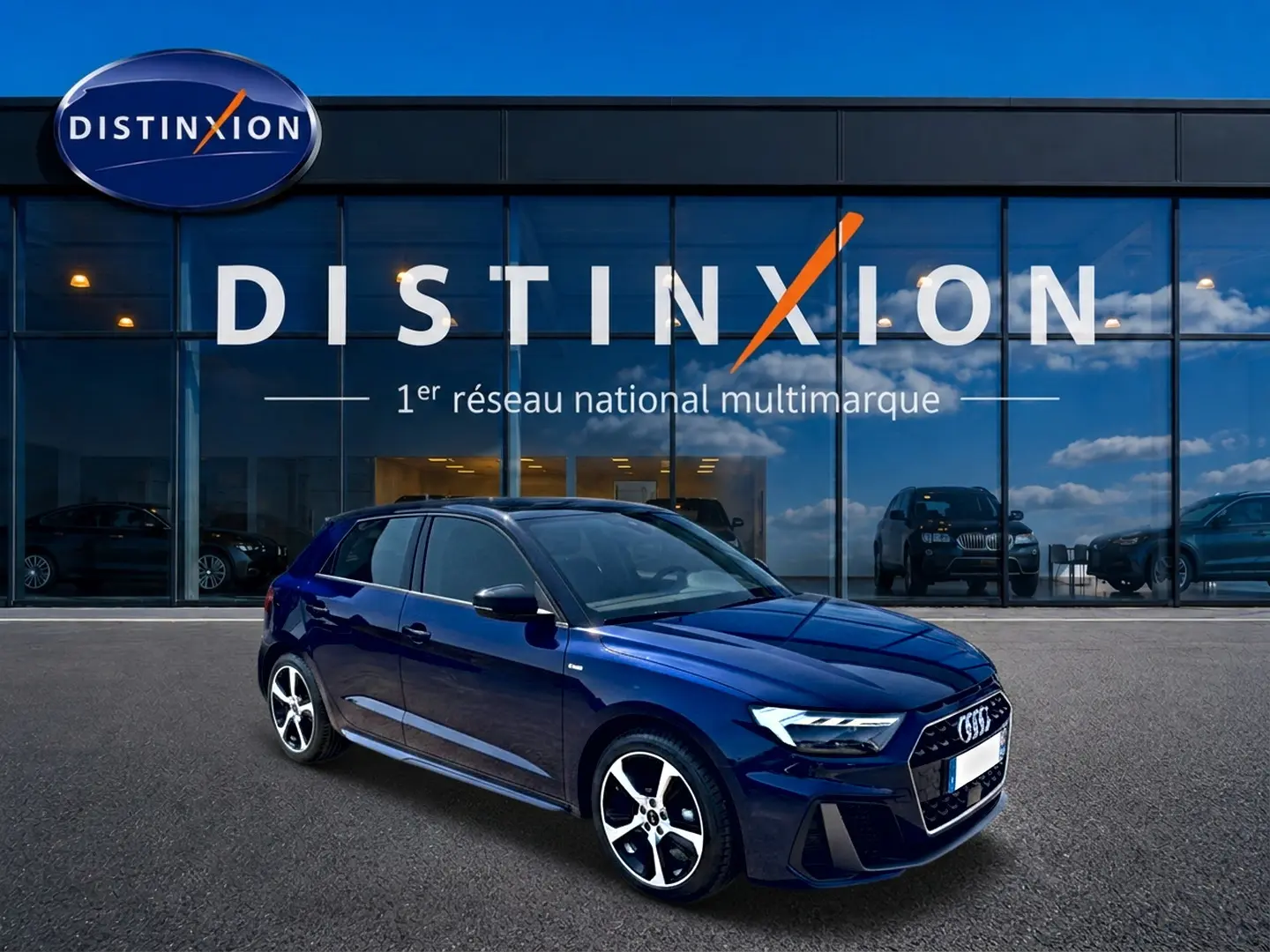 Audi A1 Sportback bleu foncé/noir vue 3/4 avant droit avec jantes alu et toit noir devant showroom Distinxion.