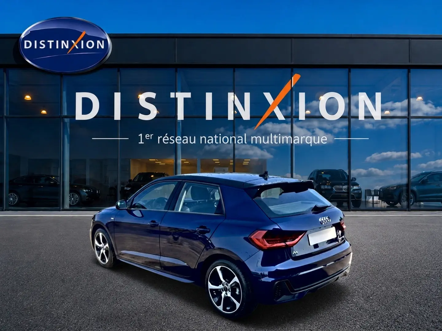 Audi A1 Sportback bleu foncé vue 3/4 arrière droit avec jantes alu et becquet arrière noir.