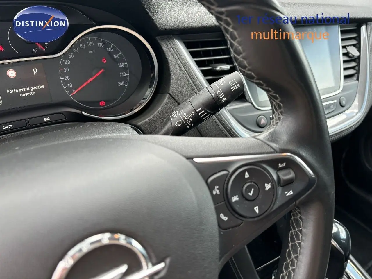 Vue rapprochée du volant en cuir noir et du tableau de bord digital d’un Opel Grandland X 2019 diesel.