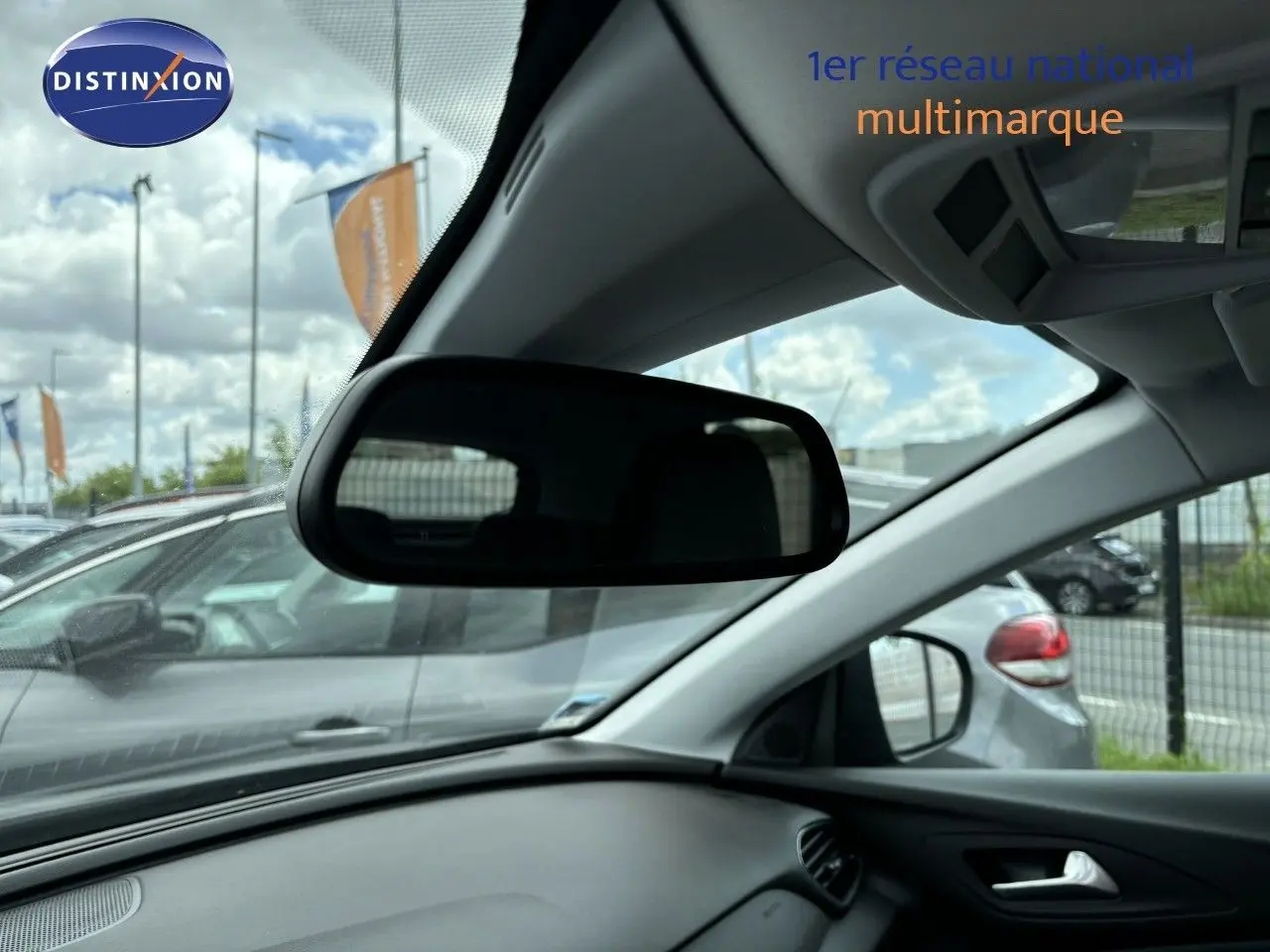 Vue intérieure du rétroviseur central et du tableau de bord côté droit d'un Opel Grandland X noir de 2019.