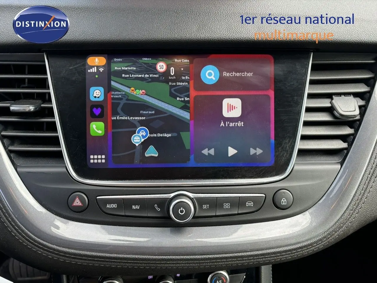 Vue rapprochée de l'écran tactile central du tableau de bord de l'Opel Grandland X noir avec navigation active.