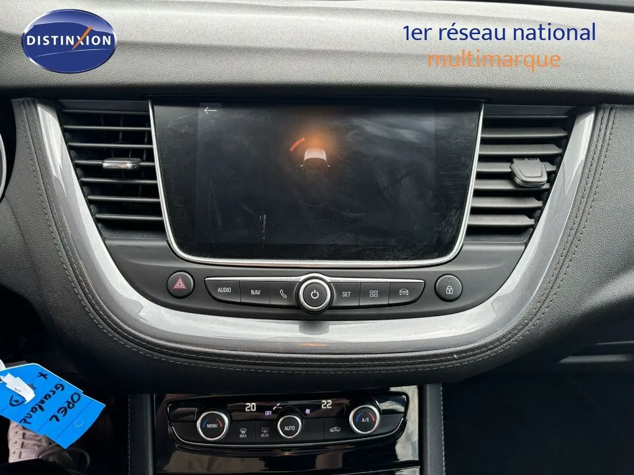 Tableau de bord de l'Opel Grandland X noir 2019, vue centrée sur l'écran tactile et commandes climatisation.