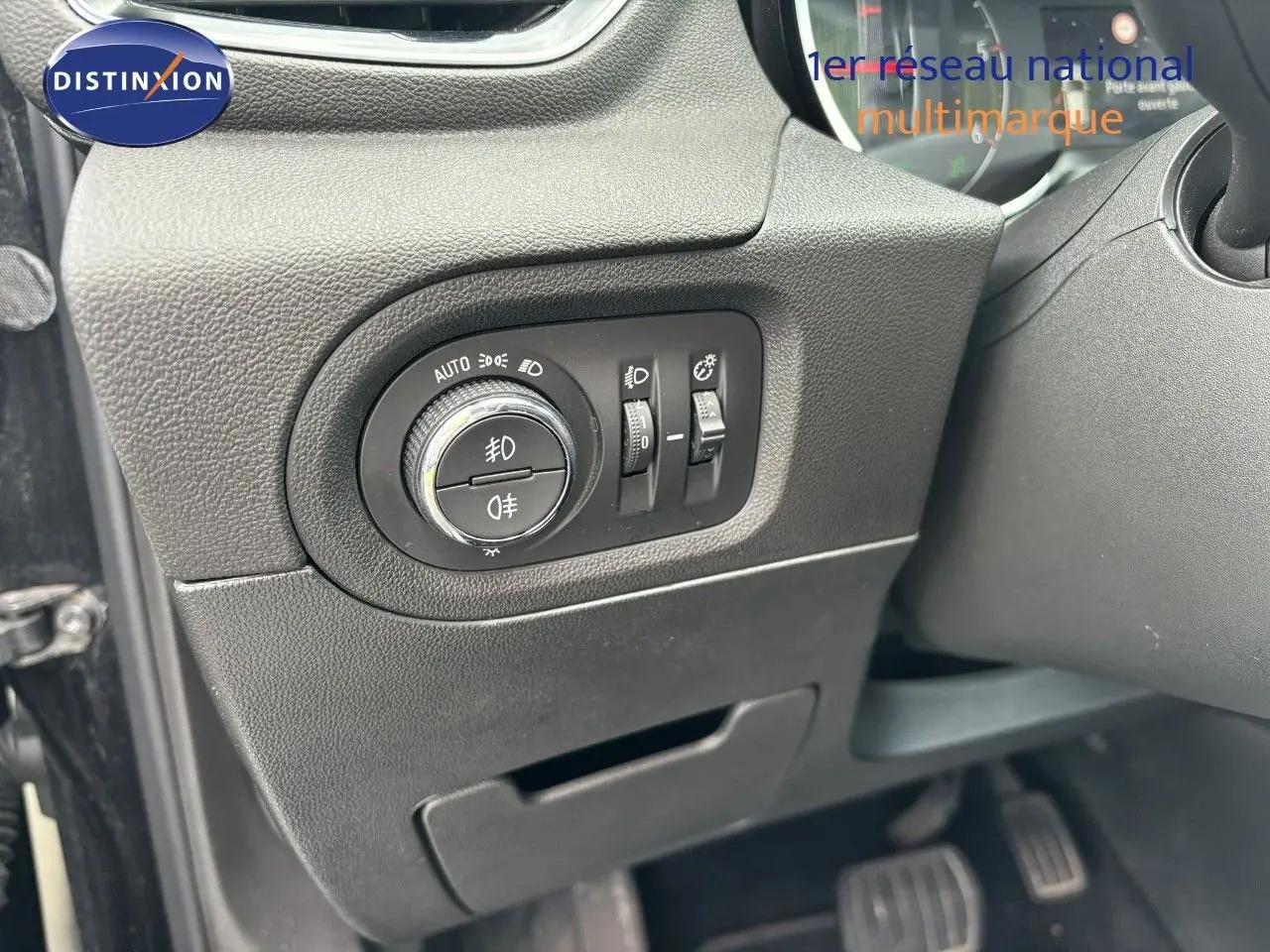 Gros plan sur le panneau de commandes d'éclairage côté gauche d'un Opel Grandland X noir de 2019.